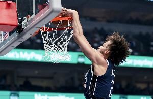 莱夫利：现在进攻大家有更多跑动 而不是站在那看一个人低位单打