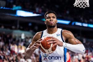 两地分居？经家庭内部数月沟通 字母哥妻子已带娃搬回雅典！