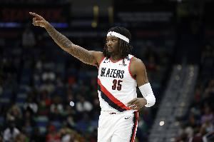  忒猛了！罗威飞起抢断再来快攻炸扣！登场3分钟4分1板1助1断！