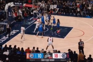  车轮战我也不惧！哈登外线单挑卡鲁索 上篮再次命中