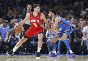  组织戏份增加！申京上赛季前6场场均仅3.7次助攻 这赛季7.3助攻