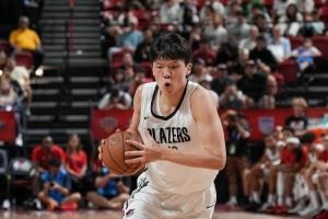  杨瀚森吐饼！朱芳雨：别人喂到嘴边你没放进 下次可能就不给你了