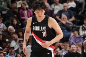  😘围绕着他打就对了！杨瀚森连续弧顶策应做饼 连送2个好助攻！