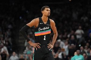  福克斯：文班有潜力成为最伟大球员之一 追逐伟大之路上我们相伴