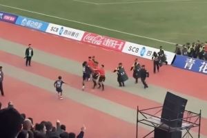  川超凉山队队员赛后飞踹主裁，律师：或面临拘留、罚款与长期禁赛