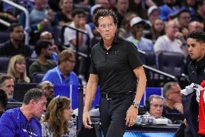  场均助攻联盟第1！老鹰连续6场比赛送出30+助攻 刷新队史纪录