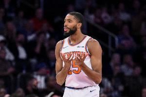  白热化！米卡尔·布里奇斯外线果断出手 三分命中扳平比分