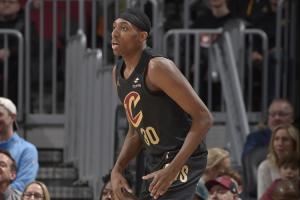  😭白干了！双向球员汤姆林一天工资仅3658美元 吃T被罚2500！